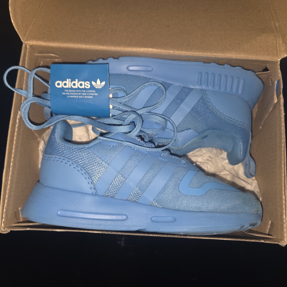 Adidas Kids Sneakers in Vibrant Blue